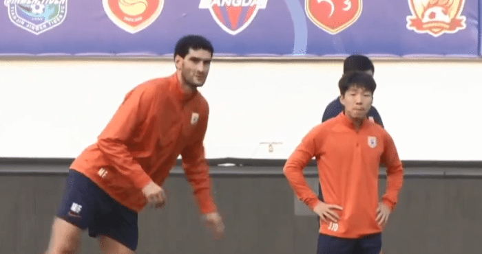 齐鲁德比首发出炉！郭田雨冲锋，费莱尼领衔中场，青岛3外援