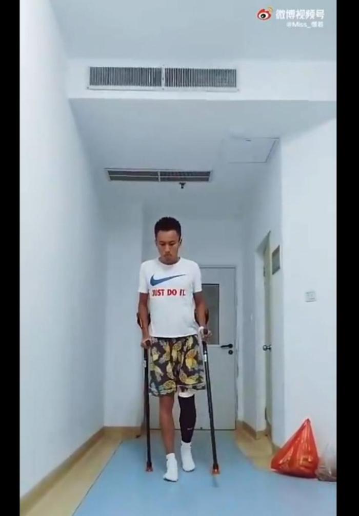 刚毅! 张弛妻子发张弛拄拐康复训练