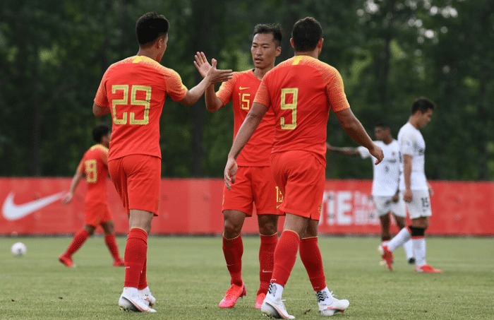 怕什么来什么！国足3大将连伤，李铁“出手”保26岁金靴射手+武磊