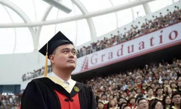 年龄更小的孙杨成了博士生，为何姚明本科毕业花了7年？