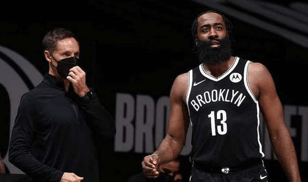 里程碑！哈登长传球纵贯全场助飞欧文，替补席沸腾，全场高喊MVP