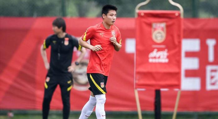 记者: 国足队长是吴曦、蒿俊闵和于大宝