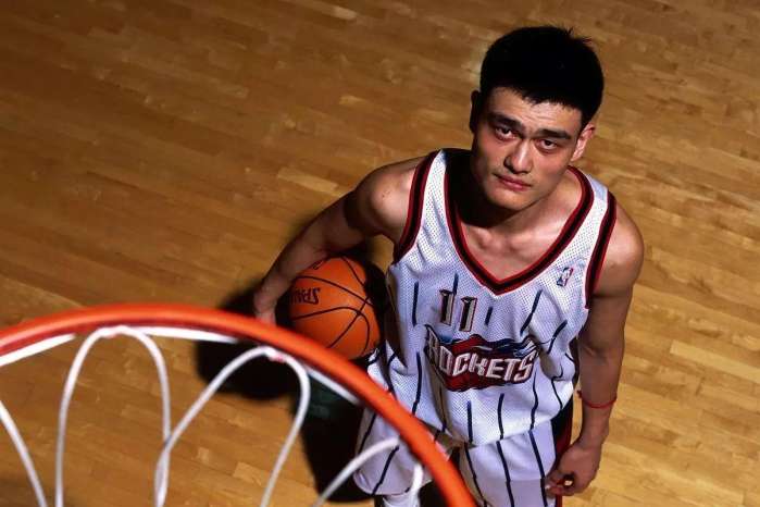加盟NBA受阻，姚明当年为何会一度以退役威胁上海男篮？