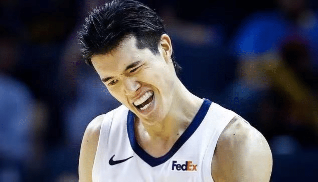 签了！一年3个NBA合同！这是他用命拼来的！中国球员都学着点