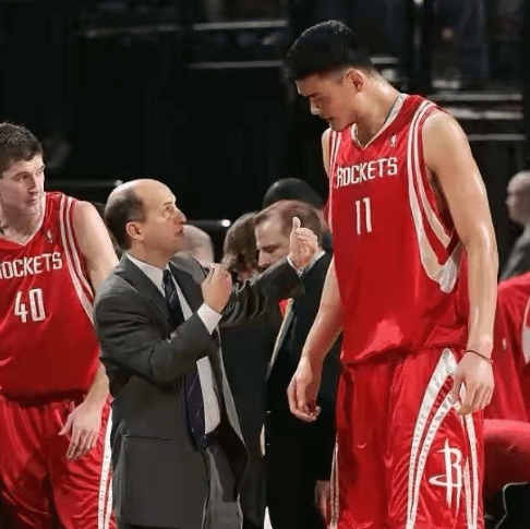 姚明因伤只在NBA打了9年，他的恩师小范甘迪是否害了他呢？