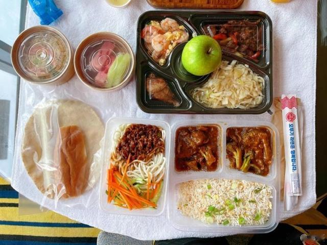 吴曦晒酒店隔离餐，网友：快10个菜了，太丰盛了