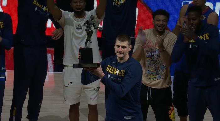 18分钟15+12！约基奇崴脚太惊险，带队反扑现场多次高呼MVP