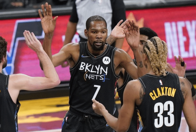 水银泻地！篮网1回合7次传球暴扣终结，NBA官方盛赞：美丽篮球