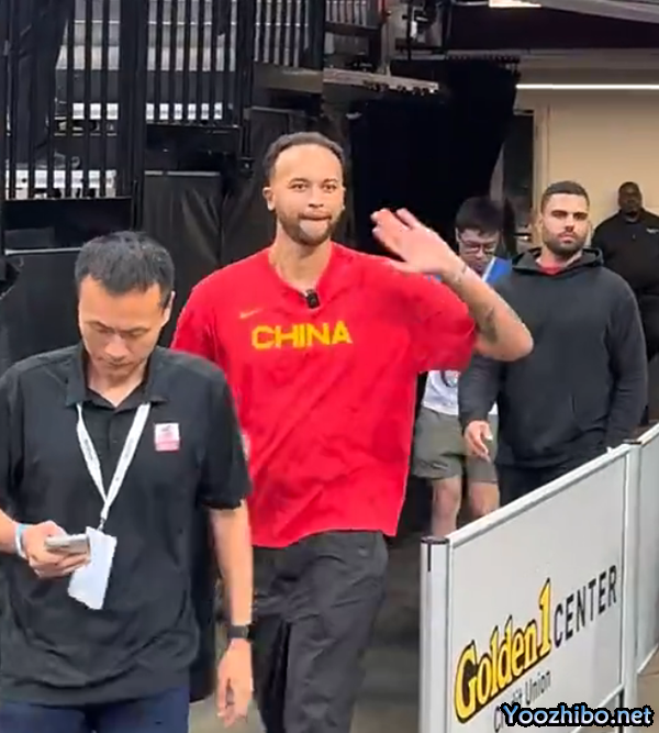 李凯尔观赛中国男篮夏联 身穿中国红