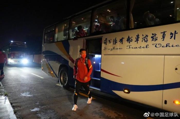 国足团队全体抵达苏州驻地酒店，开始集中隔离