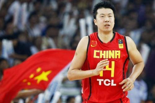 八一男篮退出，王治郅现状如何？王治郅现身球场，新工作更加适合