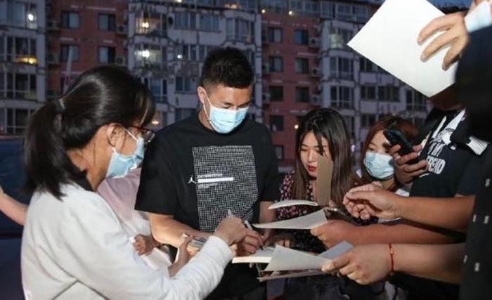 辽篮天才判若两人！度假归来前往男篮训练场，深得CBA女粉丝喜爱