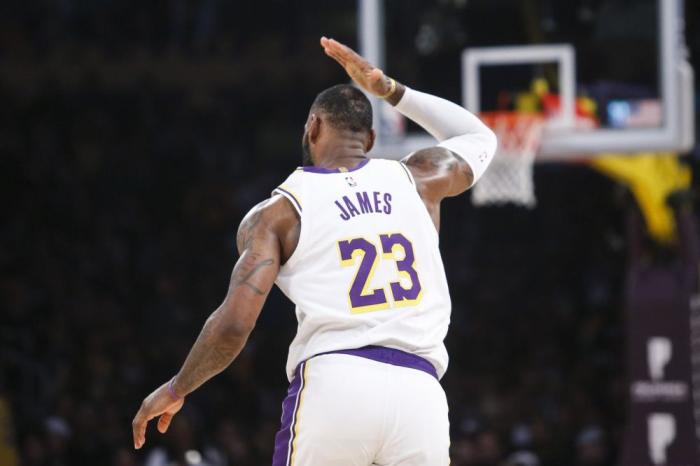 为什么12年，詹姆斯在数据和战绩不如杜兰特的情况下，依然拿下MVP