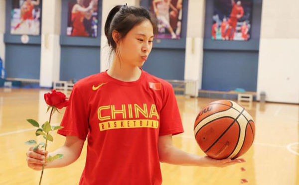 王思雨亮相女 篮新岗位，李梦期待携手再创佳绩