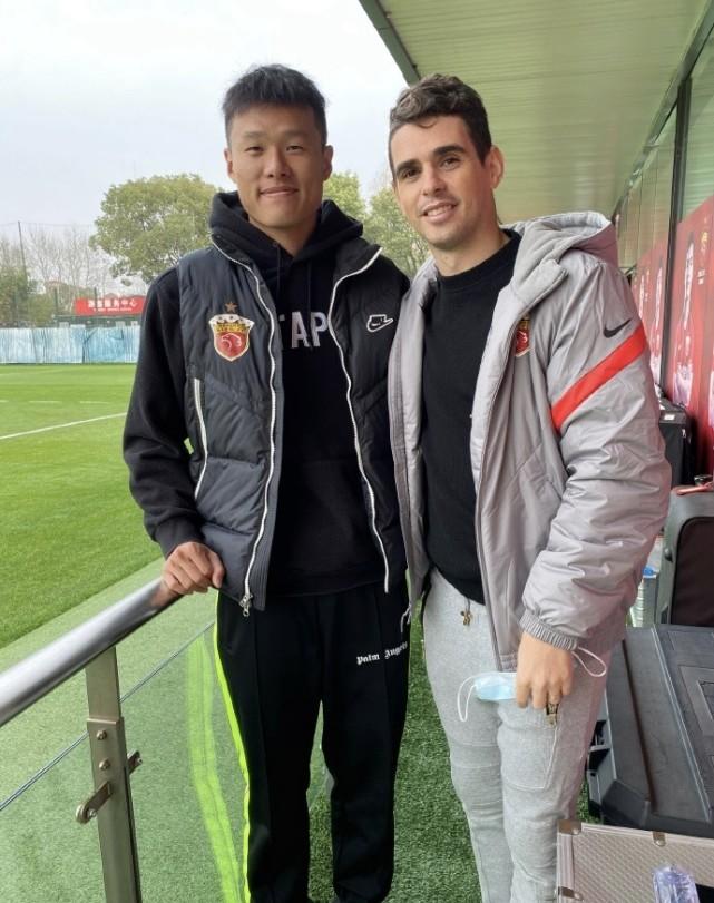 队友宣！奥斯卡晒合影+秀中文欢迎李昂！苏宁国脚已身穿上港训练服