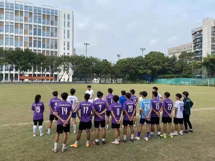 开始讲课！记者：郑智应聘广州体育学院教师